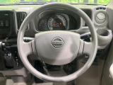インテリアに合わせたデザインのステアリングは、運転される方のことも考え、運転しやすい形状、大きさです。是非一度、実際に触ってお確かめください。
