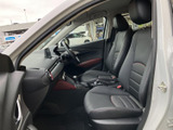 運転席からの視界は広く、運転操作もスムーズに行えます。シートの形状も工夫されており、しっかりと体を支えてくれます。快適な運転環境です。