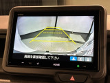リバースギアに入れるだけで後方の表示へ切り替わります。夜間や雨の日の駐車も楽になりますよ。