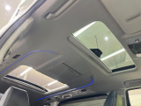 【サンルーフ】開放感たっぷりの希少装備、サンルーフが装着されています!車内に明かりを取り入れたり景色を楽しむ以外にも、車内の空気も簡単に換気できて快適です!