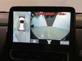 複数のカメラの映像をもとに、クルマを真上から見ているような映像をドライバーに提供し駐車をサポートする機能です。
