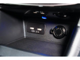 小物の収納に便利なセンタートレイには携帯等のデバイスの充電可能なUSB出力電源付です。