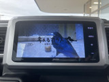 停車中には、お気に入りの番組や映像を楽しめます。後部座席での移動時間を快適に過ごせるのが魅力です。ご家族や友人と一緒に、楽しい時間をお過ごしください。