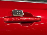キーのボタンを押したり、キーをドアロックに挿入したりすることなく、車両に乗ることができます。これによりキーを見つけるためにポケットやバッグを探したり、アンロックボタンを押したりする必要が無くなります。
