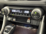 【左右独立オートエアコン】左右独立型、いわゆるデュアルエアコンです。運転席と助手席でそれぞれお好みの温度を設定可能です。