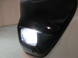 フロントLEDフォグランプです鮮やかな日光色で明るく足元を照らします。