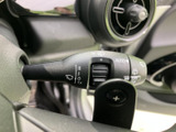 握りやすい形状で操作性の高いステアリング。ハンドルの質感も良く、運転の楽しさを向上させます。小径でクイックな操作感も魅力です。