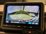 リバースギアに入れるだけで後方の表示へ切り替わります。夜間や雨の日の駐車も楽になりますよ。