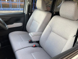 運転席と助手席にはカップホルダーが付いています。缶ジュースなどのほかにも、ボトル型の灰皿もセット出来ます。