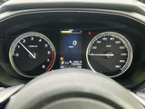 視認性の高いメーター類で、運転に必要な情報を的確に把握できます。落ち着いたデザインが、運転に集中できる空間を演出します。