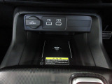 置くだけでワイヤレス充電可能です。便利なUSBジャック・12V電源ソケットも付いています。周辺機器の充電にご利用頂けます。