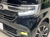 【LEDヘッドライト】悪天候や夜間走行時も良好な視界を確保し安心して運転できる高輝度LEDヘッドライトを装備!点灯速度が早く、消費電力も抑えられています。