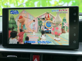 停車中に楽しめるTV機能。休憩時間や待ち時間に、お気に入りの番組や動画を鑑賞できます。家族や友人と一緒に、楽しい時間を過ごせるでしょう。
