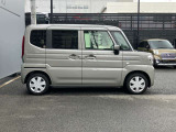 軽自動車の限られた室内空間をフルに活用し、小柄ながら過ごしやすい車内を作り出しています。