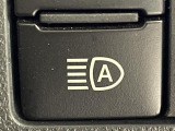 【オートハイビーム(AHB)】フロントウインドウガラス上部に設置された前方カメラにより、前方車両のランプや街路灯などの明るさを判定し、自動的にハイビームとロービームを切り換えてくれます!
