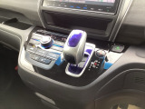 ハイブリット専用のシフトノブです。インパネシフトだから視線の移動も少なく足元もスッキリ♪運転席もゆったりしているのでゆとりを持ってドライブできますね!