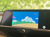 停車中に楽しめるTV機能。休憩時間や待ち時間に、ニュースや番組を鑑賞できます。長距離移動も退屈知らずで快適に過ごせます。