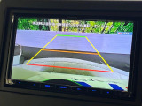 【バックカメラ】駐車時に後方がリアルタイム映像で確認できます。大型商業施設や立体駐車場での駐車時や、夜間のバック時に大活躍!運転スキルに関わらず、今や必須となった装備のひとつです!
