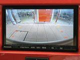 後方の状況を画面で確認できるので、狭い場所での駐車も安心。安全な運転をサポートする、便利な機能です。視認性の高いカメラで、より安全に。