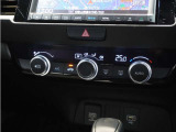 【オートエアコン】温度を設定すれば自動で快適な車内温度を保ちます。エアコン内部の高性能脱臭フィルターで車内のアレルゲンや花粉を除去。