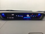 中央にデジタル表示のスピードメーターを配したメーターになっています。左側のインフォメーション画面で燃費などの情報を確認できます。