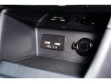 小物の収納に便利なセンタートレイには携帯等のデバイスの充電可能なUSB出力電源付です。