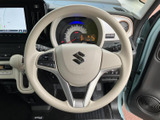 握りやすいステアリングで、運転操作を快適に。オーディオや通話機能の操作も指先ひとつで可能です。運転に集中できる、使いやすさを追求した設計です。