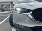 【アダプティブLEDヘッドライト】夜間走行時に先行車や対向車の状況をクルマが判断。ヘッドランプの照射範囲や明るさを自動的に変化させます。