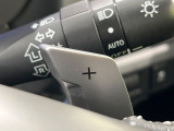 【パドルシフト】ハンドルから手を離さずに素早くシフトアップ&ダウンができるので、エンジンブレーキを使う下り坂や高速道路の合流で加速したい場面で役立ちます。