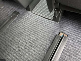 2列目フロアマットは破れ、ほつれはありませんが、樹脂カバーが外れています。
