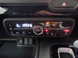 運転席からも手が届きやすく、操作しやすい空調コントロールパネル。オートエアコンなので操作の煩わしさが無くオールシーズン快適にドライブできます。快適空間で運転に集中できますね。