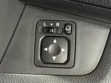 【電動格納ドアミラー】狭路の通行時や狭い場所に停車させるときに活躍する装備ですね。ボタン一つでドアミラーが格納されます。