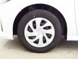 【ホイールカバー】純正なので車に似合うデザインになっていますね。スタッドレスタイヤもご相談下さい。