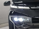 「アダプティブハイビームシステム(AHS)」が装備。LEDの配光範囲を細やかに制御し、先行車や対向車に光が当たる部分だけを自動的に遮光するので、ハイビームでの走行頻度がより向上します。