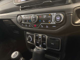 ワイヤレスチャージと運転中にも直感で操作のできるエアコン操作スイッチ。