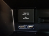 アクセサリーソケット(12V対応)と、USBをさすことができ!充電等に役立つ装備です!!