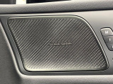 【harman kardon】ハーマンカードンのHi-Fiスペシャリストと共に、モデル別に開発・設計された専用チューニングが臨場感溢れる音響空間を実現しています。