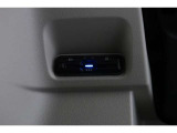 運転中もハンドルでの操作が可能です。特に高速道路等の目が離せない運転時には、便利さだけでなく、安全性も兼ね備えております。