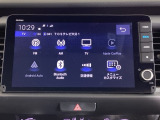 HondaCONNECT対応の便利なナビディスプレー。お持ちのスマートフォンと連携して、ナビやBluetoothでの音楽再生が可能です。デザインはもちろん、操作性も良好です。