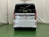 後席の窓には外から車内が見えにくくなるプライバシーガラスを採用。周りを気にせずリラックスして過ごせます