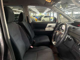 運転席の画像です。足元やシートまわりに余裕があり、リラックスした姿勢で運転が可能です。視界も良好で操作系へのアクセスもしやすく、快適で安心感のあるドライブをサポートします。