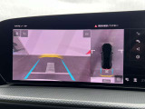 ●360度カメラ『車両の4つのカメラから得た映像を合成し、上空から眺めているような映像をモニターに映し出します。車両周辺の歩行者や障害物などの発見に役立ちます。』