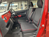 洗練されたデザインの運転席。操作性も考慮された配置で、快適なドライブをサポートします。