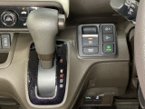 CVT車のセレクトレバーです。低速から高速まで、変速ショックのないスムーズな走りと、エンジン効率のよい領域を維持して燃費にも貢献します。サイドブレーキはスイッチ操作の電子制御パーキングブレーキです。