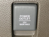 アクセサリーソケットはUSBのアダプターなどをつければ、スマホの充電にも使えます。周辺には物が置けるボックスがついています。