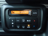 運転席からも手が届きやすく、操作しやすい空調コントロールパネル。オートエアコンなので操作の煩わしさが無くオールシーズン快適にドライブできます。快適空間で運転に集中できますね。