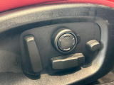 電動パワーシートですので運転中のシート調節も安全に行えます。微調整も可能ですのであなただけのドライビングポジションを実現します。