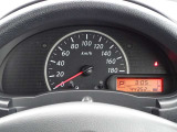 【メーターパネル】素早く車の情報が読み取れる、視認性に優れたシンプルなデザインのメーターパネルです。