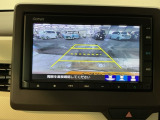 リアカメラ装備、運転に自信のない方でも安心して車庫入れができるリバース連動リアカメラが装着されています。狭い駐車場はもちろん、雨の日や夜間でもストレスなく運転していただけます。