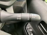 操作しやすい位置に配置されたウインカーレバー。スムーズな操作で、安全な車線変更をサポートします。直感的に使える使い勝手の良さが特徴です。